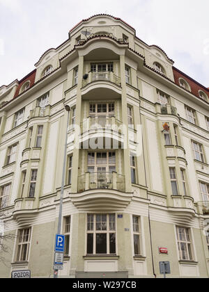 Fassade im Jugendstil entlang der wohnstraße U Havlíčkových sadů im Viertel Vinohrady, Prag, Tschechische Republik Stockfoto