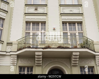 Fassade im Jugendstil entlang der wohnstraße U Havlíčkových sadů im Viertel Vinohrady, Prag, Tschechische Republik Stockfoto