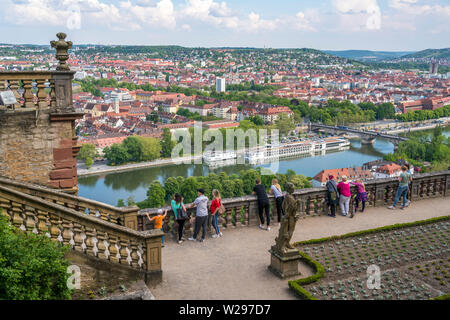 Der Fürstengarten Festung Marienberg mit Blick auf die Stadt Würzburg, Unterfranken, Bayern, Deutschland | Festung Marienberg Fürstengarten formale Stockfoto