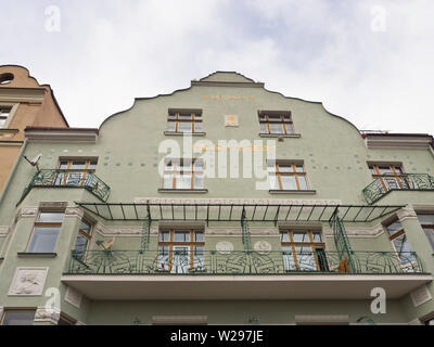 Fassade im Jugendstil entlang der wohnstraße U Havlíčkových sadů im Viertel Vinohrady, Prag, Tschechische Republik Stockfoto