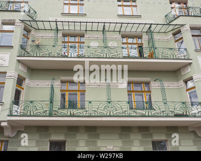 Fassade im Jugendstil entlang der wohnstraße U Havlíčkových sadů im Viertel Vinohrady, Prag, Tschechische Republik Stockfoto