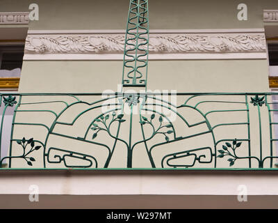 Fassade im Jugendstil entlang der wohnstraße U Havlíčkových sadů im Viertel Vinohrady von Praha, Tschechien, Detail Stockfoto