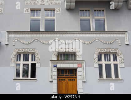 Fassade im Jugendstil entlang der wohnstraße U Havlíčkových sadů im Viertel Vinohrady, Prag, Tschechische Republik Stockfoto