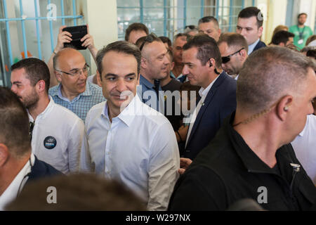 Athen, Griechenland. 07 Juli, 2019. Kyriakos Mitsotakis, Führer der konservativen Oppositionspartei Nea Dimokratia (ND), scheidet aus dem Wahllokal in der peristeri Bezirk nach seiner Stimmabgabe. In der ersten Wahl nach dem Ende der fast zehnjährigen Finanzkrise, Griechenland ist der Favorit nach Umfragen Oppositionsführer Mitsotakis betrachtet. Credit: Sokrates Baltagiannis/dpa/Alamy leben Nachrichten Stockfoto