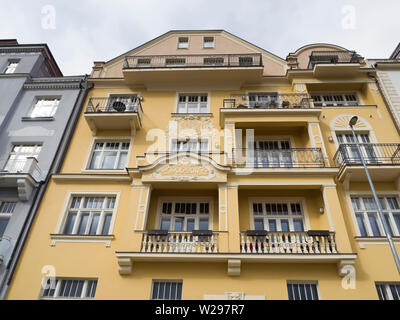 Fassade im Jugendstil entlang der wohnstraße U Havlíčkových sadů im Viertel Vinohrady, Prag, Tschechische Republik Stockfoto