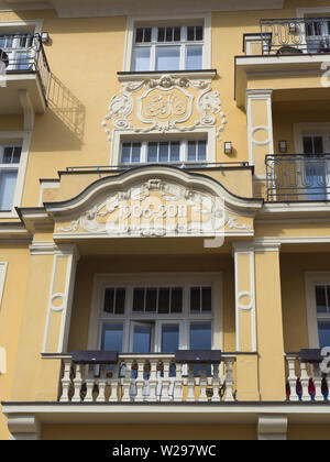 Fassade im Jugendstil entlang der wohnstraße U Havlíčkových sadů im Viertel Vinohrady, Prag, Tschechische Republik Stockfoto