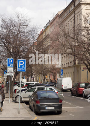 Vorfahrt Parken für behinderte Fahrer im Wohngebiet Vinohrady Viertel in Prag, Tschechische Republik vorbehalten. Stockfoto