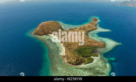 Antenne drone tropische Insel mit Lagunen und Korallenriff, Strand, in der blauen, klaren Wasser. Dinanglet, Philippinen, Palawan. Tropische Landschaft mit Blue Lagoon, Korallenriff. travel Concept Stockfoto