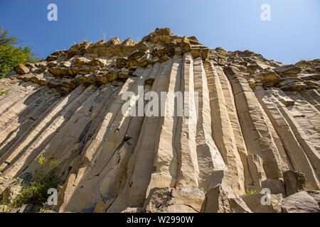 Grau Basaltsäulen, beeindruckende Wand der vulkanische Basaltsäulen Stockfoto