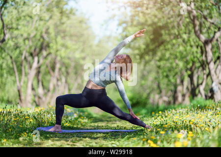 Bild von Sport frau yoga im Wald Stockfoto