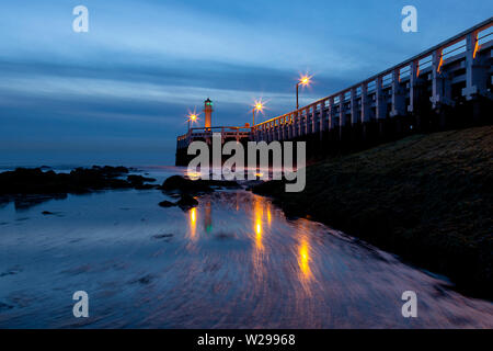 Die blaue Stunde an der Pier von Nieuwpoort an der Belgischen Küste, Belgien Stockfoto