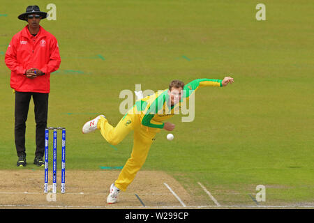 MANCHESTER, England. 06. JULI 2019: Steve Smith von Australien bowling Während der Australien v Südafrika, ICC Cricket World Cup Match, in Old Trafford, Manchester, England. Stockfoto