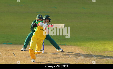 MANCHESTER, England. 06. JULI 2019: David Warner von Australien spielt einen Schuß während der Australien v Südafrika, ICC Cricket World Cup Match, in Old Trafford, Manchester, England. Stockfoto