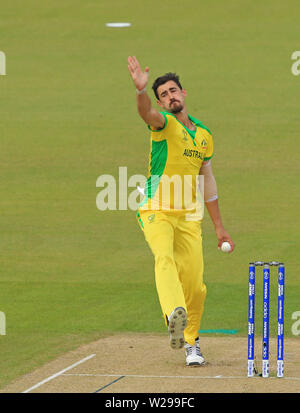 MANCHESTER, England. 06. JULI 2019: Mitchell Starc von Australien bowling Während der Australien v Südafrika, ICC Cricket World Cup Match, in Old Trafford, Manchester, England. Stockfoto