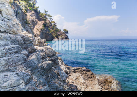 Erstaunlich seascape der schönen Meer in der Sithonia, Griechenland. Sommer Reiseziel. Das türkisfarbene Meer Wasser. Tag Sommer. Stockfoto