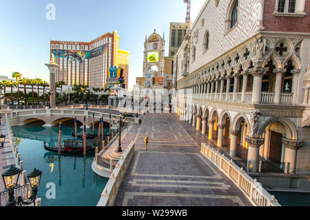 Las Vegas, Nevada, USA - Mai 6, 2019 : Äußeres der Venezianischen Hotel und Kasino auf dem Las Vegas Strip mit Treasure Island Stockfoto
