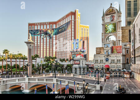 Las Vegas, Nevada, USA - Mai 6, 2019: Der Las Vegas Strip in den frühen Morgen mit Treasure Island und das Äußere des Venetian Resort Stockfoto