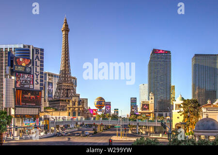 Las Vegas, Nevada, USA - Mai 6, 2019: Blick auf den berühmten Las Vegas Strip entfernt an einem sonnigen Sommertag mit der Paris Resort, Bally's und Aria Resort. Stockfoto