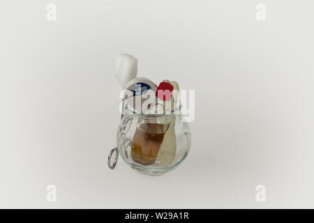 Feuer schröpfen jar-Datei, in der Flasche Öl, chinesische Suppe löffeln und Fisch geformt Jade Gua Sha Stein. Pinzetten mit Watte Rest außerhalb der Schale Stockfoto