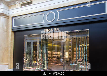 Las Vegas, Nevada, USA - 6. Mai 2019: Eintritt zum gehobenen Prada-Einzelhandel in einem Las Vegas Resort. Prada ist ein berühmter italienischer Designer. Stockfoto