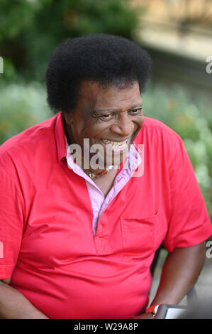 Baden Baden, Deutschland. 06 Juli, 2019. Roberto Blanco sitzt in der Brenner's Park - Hotel & Spa. Credit: Uli Deck / dpa/Alamy leben Nachrichten Stockfoto