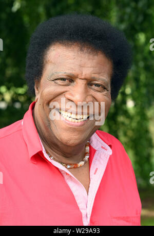 Baden Baden, Deutschland. 06 Juli, 2019. Roberto Blanco sitzt in der Brenner's Park - Hotel & Spa. Credit: Uli Deck / dpa/Alamy leben Nachrichten Stockfoto