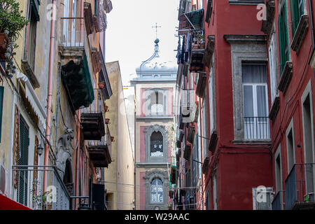 Im historischen Zentrum der Stadt befindet sich die berühmte Straße für die Krippe Handwerk, die Via San Gregorio Armeno, Ziel vieler Touristen. Stockfoto