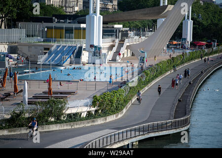 05 Juli 2019, Frankreich (Frankreich), Lyon: Der Swimmingpool centre nautique Tony Bertrand (piscine du Rhône) am Ufer der Rhône. Foto: Sebastian Gollnow/dpa Stockfoto