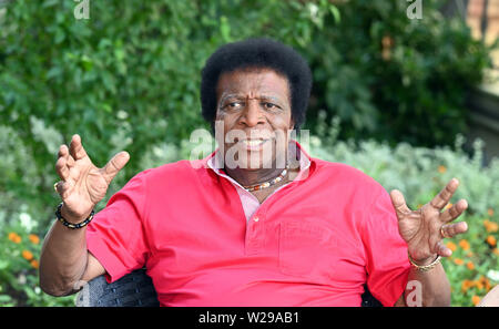 Baden Baden, Deutschland. 06 Juli, 2019. Roberto Blanco sitzt in der Brenner's Park - Hotel & Spa. Credit: Uli Deck / dpa/Alamy leben Nachrichten Stockfoto