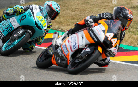 Hohenstein Ernstthal, Deutschland. 07 Juli, 2019. Motorsport / Motorrad Grand Prix von Deutschland auf dem Sachsenring Moto3: Der Reiter und späteren Sieger, Lorenzo Dalla Porta (Italien, Leopard Racing, 2. Stelle) Festplatten hinter Aron Canet (Spanien, Sterilgarda Max Racing Team). Kredite: Jan Woitas/dpa-Zentralbild/dpa/Alamy leben Nachrichten Stockfoto