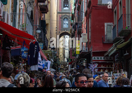 Im historischen Zentrum der Stadt befindet sich die berühmte Straße für die Krippe Handwerk, die Via San Gregorio Armeno, Ziel vieler Touristen. Stockfoto