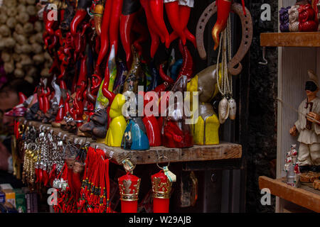 Mehrere Glücksbringer, glücklich, Hörner, Hufeisen. Im Vordergrund der Gestaltung statuette von San Gennaro. Stockfoto