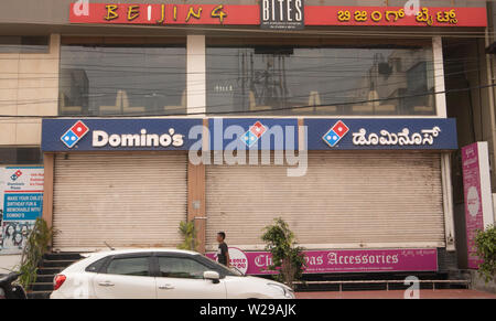 Bangalore, Indien Juni 27,2019: Domino's Pizza Billboard oben auf dem Gebäude am Bengaluru Stockfoto