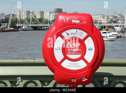 Not leben Ring in einem roten Fall auf die Westminster Bridge, London, UK an einem warmen und sonnigen Tag im Sommer. Stockfoto