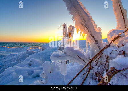 Eisformationen an der Küste des Lake Michigan. Sonnenuntergang an der Küste von Lake Michigan mit eisformationen am Ufer des Sleeping Bear Dunes. Stockfoto