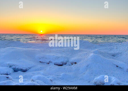 Eisformationen an der Küste des Lake Michigan. Sonnenuntergang an der Küste von Lake Michigan mit eisformationen am Ufer des Sleeping Bear Dunes. Stockfoto