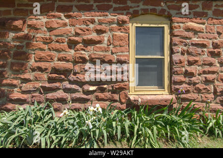 Haus aus Stein. Äußere Profil Ansicht von Old Stone Home mit Fenster und kopieren die Räume in horizontale Ausrichtung. Stockfoto