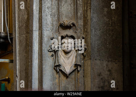 Im historischen Zentrum der Stadt befindet sich die berühmte Straße für die Krippe Handwerk, die Via San Gregorio Armeno, Ziel vieler Touristen. Stockfoto