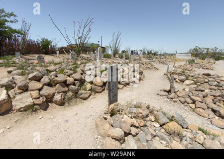 Tombstone, Arizona, USA - 1. Mai 2019: Gräber und Markierungen auf dem berühmten Boothill Friedhof in Tombstone Arizona Stockfoto