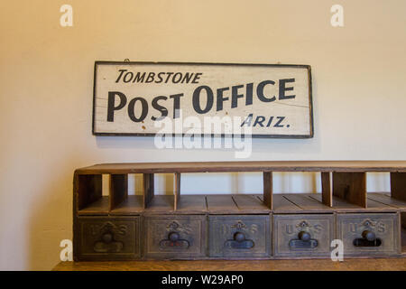 Box Für Antiquitätenpost. Innenbereich der historischen Post mit Reihe von Postfächern in Tombstone Arizona. Stockfoto