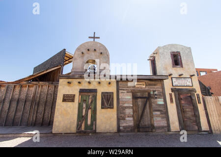 Tombstone, Arizona, USA - Mai 1, 2019: Wild West Frontier Fassade im Stil von storefronts in der touristischen Stadt Tombstone, Arizona. Stockfoto