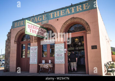 Tombstone, Arizona, USA - Mai 1, 2019: Äußere des berühmten Bird Cage Theater. Die berüchtigten Vogelkäfig ist angeblich spukt. Stockfoto