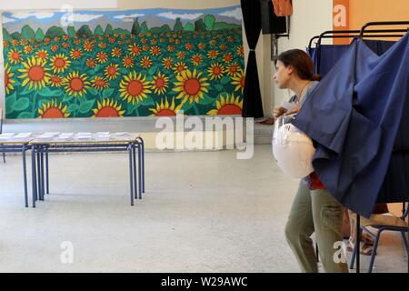 Athen, Griechenland. 7. Juli 2019. Die Wähler im Wahllokal ihre Stimme in Athen zu werfen. (Bild: © aristidis VafeiadakisZUMA Draht) Stockfoto