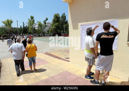 Athen, Griechenland. 7. Juli 2019. Die Wähler im Wahllokal ihre Stimme in Athen zu werfen. (Bild: © aristidis VafeiadakisZUMA Draht) Stockfoto