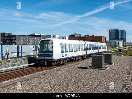 Fahrerlose U-Bahn, Zug nähert sich Vestamager Station Ørestad in Kopenhagen Amager Dänemark Europa Stockfoto