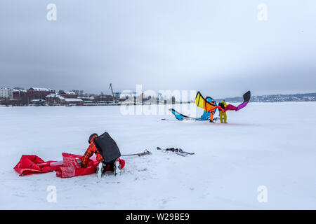 Die Athleten im Winter bereitet ein Drachen für Snowkiting Stockfoto