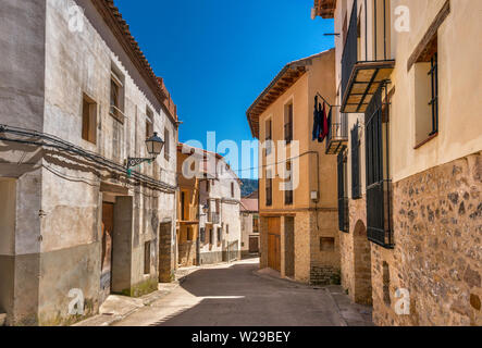 Calle Nueva, die Straße im Dorf Schonberg, Der Stille Weg, Maestrat (Maestrazgo) Region, Provinz Teruel, Aragon, Spanien Stockfoto