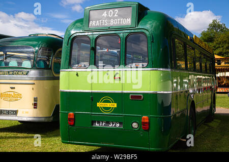 90 Kent County zeigen, Detling, 6. Juli 2019. Alte historische Greenline Bus Nummer 402 bis Pratts unten gehen. Stockfoto