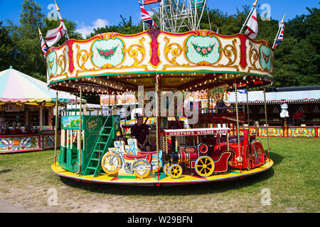 90 Kent County zeigen, Detling, 6. Juli 2019. Ein kleines Kind Karussell. Stockfoto