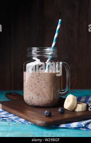 Bild von Becher mit milchshake mit Stroh Stockfoto